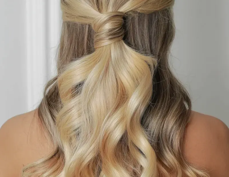 Half-Up Half-Down Dimensional Blonde Hairstyle with Beachy Waves